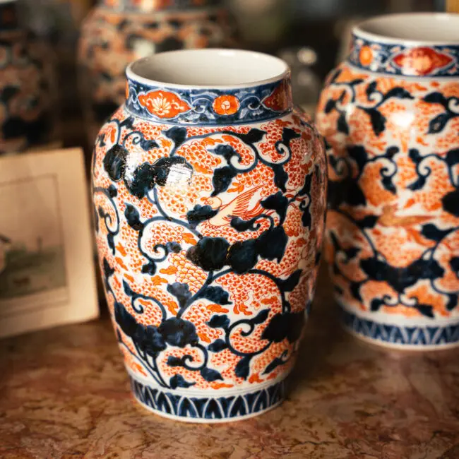 Vaso cinese d'epoca e cachepot in ceramica decorata, oggettistica vintage che compriamo per la nostra selezione Fané in Piemonte.