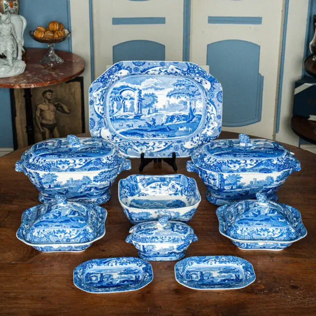 Servizio di piatti in porcellana antica e ceramiche vintage, perfetti per il nostro servizio di acquisto antiquariato a Torino.
