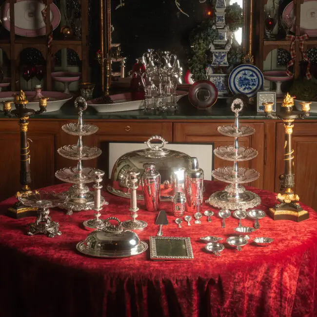 Accessori da tavola vintage, vassoi e grandi servizi di piatti d'epoca, accessori da cocktail e bar, articoli decorativi che valutiamo per l'acquisto da Fané in Piemonte.