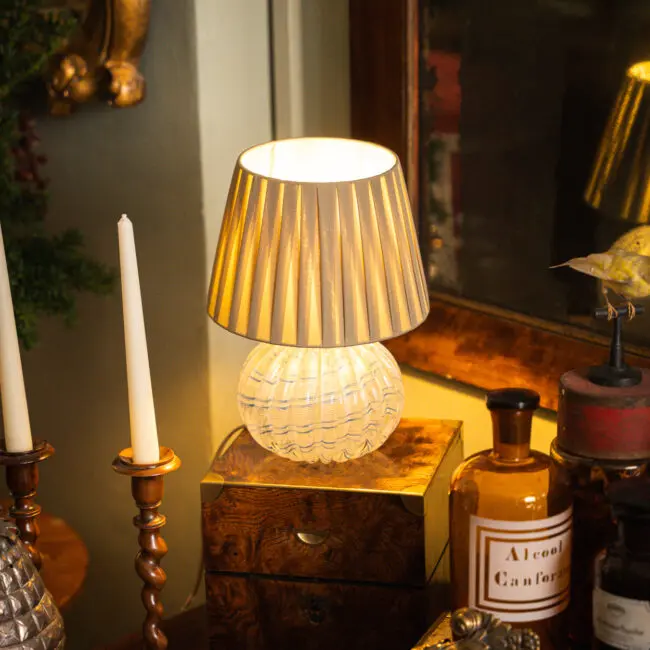 Abat-jour Liberty e lampada da tavolo d'epoca, illuminazione storica che valutiamo per l'acquisto a Torino nel negozio Fané.