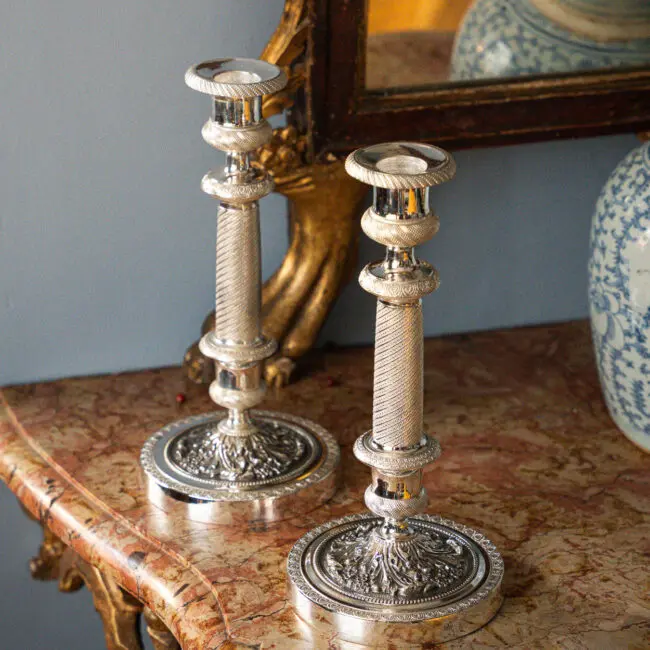 Candelabro in metallo argentato e specchiera d'epoca con cornice antica, complementi per la decorazione d'interni che ritiriamo e acquistiamo a Torino da Fané.