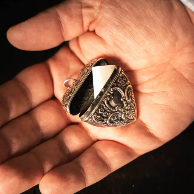Ex voto antichi, scatoline preziose e cornici d'epoca, piccoli oggetti decorativi e curiosità vintage che valutiamo e acquistiamo a Torino da Fané.
